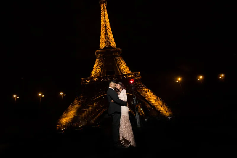 Cinematic Romance: A Nighttime Photoshoot in Paris.